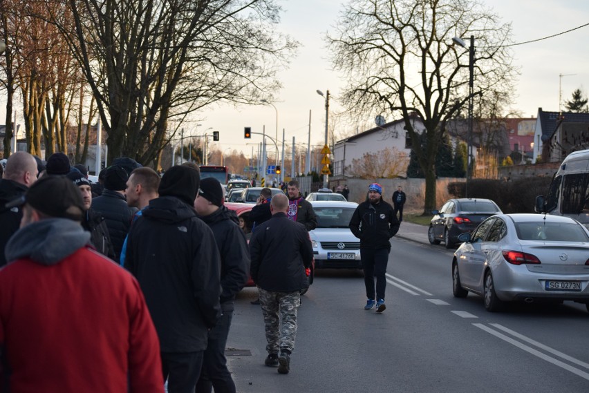 Przed meczem Raków - Legia. Tłumy kibiców i mnóstwo policji