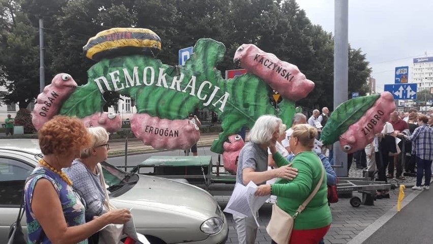 Kilkaset osób protestowało w obronie Sądu Najwyższego w Szczecinie