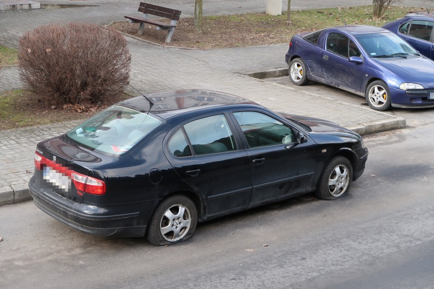 Znów ktoś niszczy samochody w Rzeszowie. Tym razem poprzecinano opony [ZDJĘCIA INTERNAUTY]