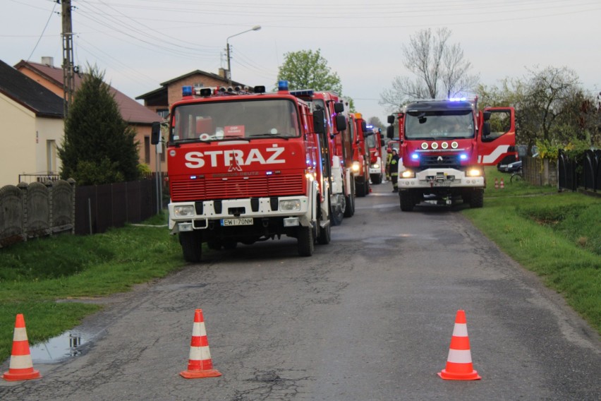 Pożar gospodarstwa w powiecie wieluńskim. W akcji ponad 40 strażaków. Ogień spowodował spore straty ZDJĘCIA