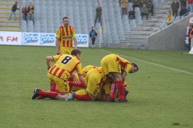 Piłkarze Korony w środę przed treningiem oglądali na video mecz z Turem Turek. Na zdjęciu radość kielczan po strzelonym golu.