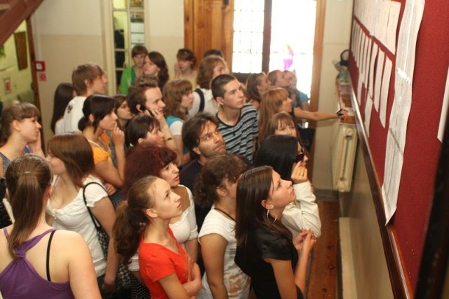 Absolwenci gimnazjów szukają swojego nazwiska na liście przyjętych do II Liceum Ogólnokształcącego imienia Jana Śniadeckiego w Kielcach.