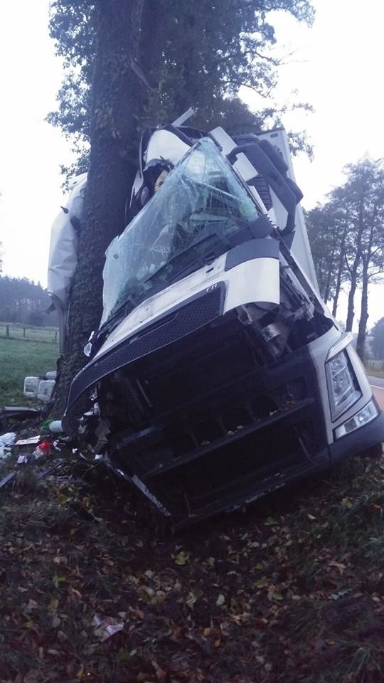 Gm. Myszyniec. Kolizja na Kolejowej i kompletnie zniszczony tir