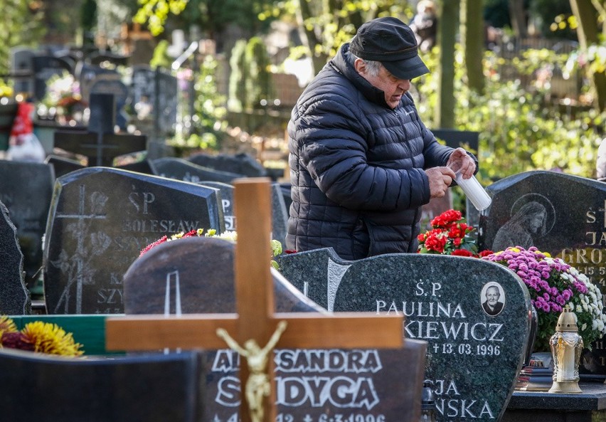 Przygotowania przed 1 listopada na gdańskim cmentarzu