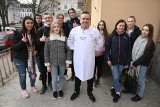 Ciepłe i pyszne posiłki dla uchodźców z Ukrainy w kieleckiej restauracji Winnica. Gotują tu nasi szefowie kuchni