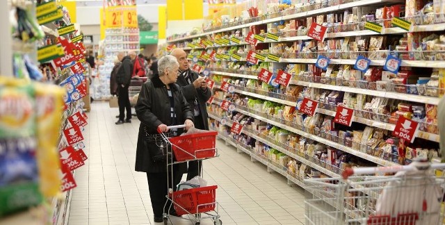 Zdecydowanie mniej chętnie na zakupy w niedziele wybierają się seniorzy (60 lat i więcej), mieszkańcy wsi, osoby korzystające z małych, osiedlowych sklepów.