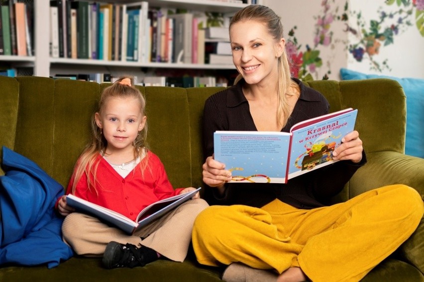 Dziewczynka czyta książki z mamą