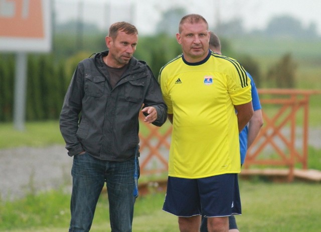 Nowy trener bramkarzy Termaliki Piotr Szara (z prawej) i kierownik drużyny Krzysztof Kozik