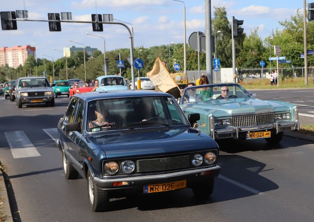 Uroczysta parada zabytkowych samochodów otwierająca Kameralne Lato 2019 w Radomiu przejechała spod Komendy Wojewódzkiej Policji na plac Corazziego.