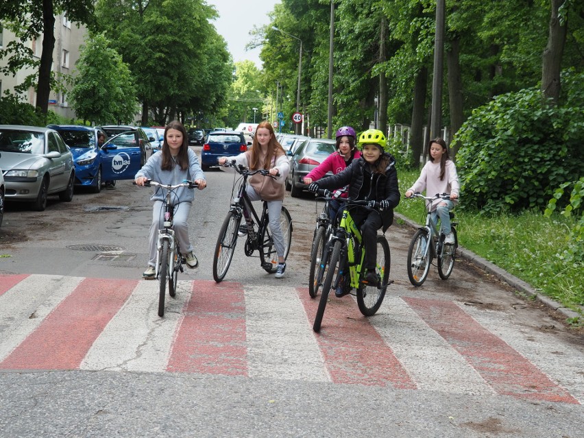 Uczniowie zdawali egzamin na kartę rowerową na uliczkach osiedla Montwiłła-Mireckiego. Nietypowy egzamin w SP 40 w Łodzi