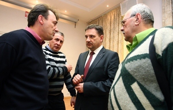 W siedzibie związku na Piotra Dudę (trzeci od lewej) od rana czekali działacze Solidarności, by chwilę z nim porozmawiać.