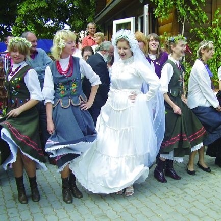 Panna młoda i jej druhny zaprezentowały zgromadzonym gapiom, jak tańcowano na wiejskich weselach