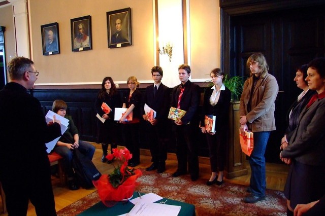 Nagrodzona szóstka uczniów z powiatu chełmińskiego, którzy przeszli do kolejnego etapu konkursu