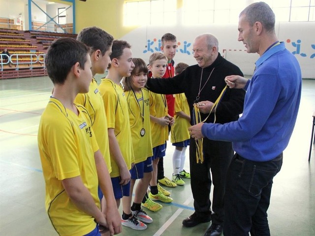 Mistrzostwa Województwa w Halowej Piłce Nożnej Chłopców rozegrano w hali sportowej Zespołu Szkół nr 2 w Oleśnie.