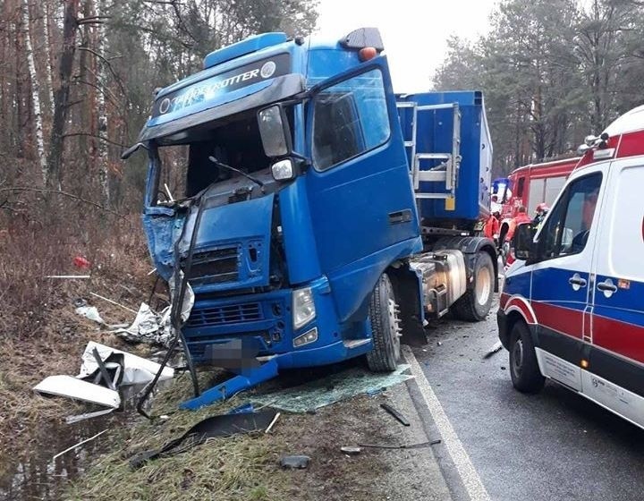 43-latek z Tarnobrzega zginął w wypadku w Świętokrzyskiem. Drugi mężczyzna jest ciężko ranny [ZDJĘCIA]