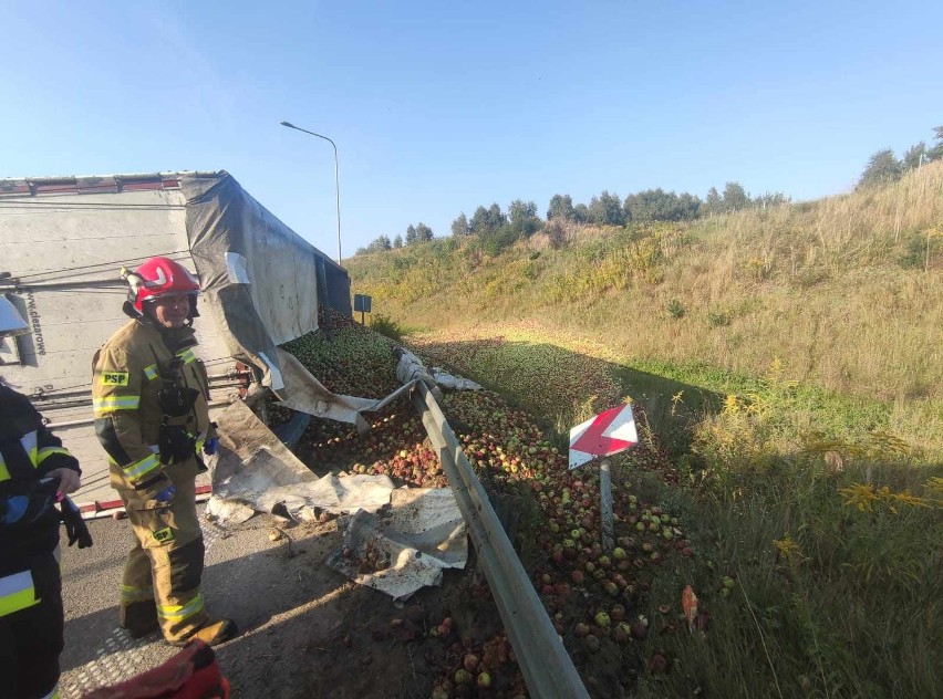 Wypadek na autostradzie A1 w Nowosolnej. Jabłka wysypały się na jezdnię... ZDJĘCIA