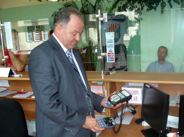 Starosta niżański Gabriel Waliłko prezentuje czytnik kart bankomatowych.