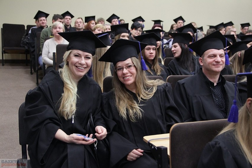 Dyplomy otrzymało dwustu byłych już studentów administracji,...