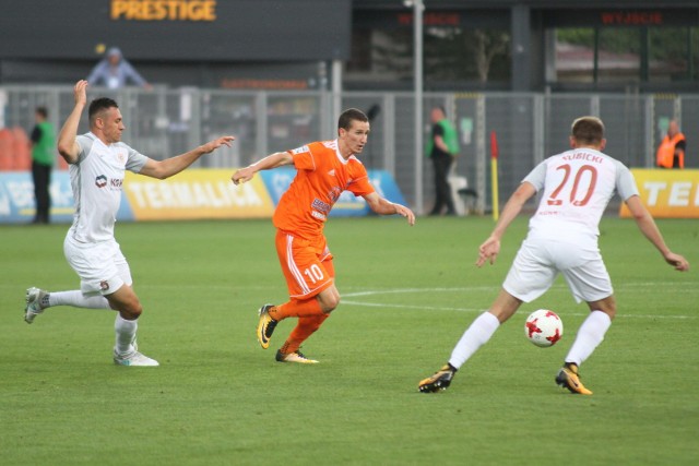 W meczu pierwszej rundy rozegranym na stadionie w Niecieczy zespół Bruk-Betu remis (1:1) uratował dopiero w przedłużonym czasie gry