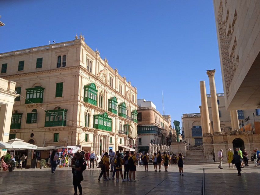 Valletta zachwyca regularnym planem zabudowań i misternie...