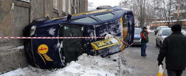 Strażacy pomagali się wydostać z pojazdu taksówkarzowi i pasażerce.