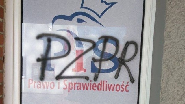 Napisy „PZPR” pojawiły się na witrynach biur posła Krzysztofa Czabańskiego i senatora Andrzeja Mioduszewskiego z Prawa i Sprawiedliwości   