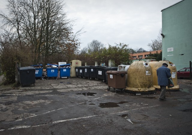 Według kontrolerów mieszkańcy bloków przy ul. Wańkowicza w Koszalinie nie segregują śmieci