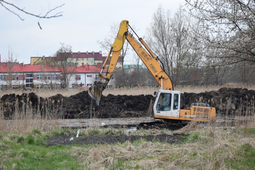 Budowa obwodnicy Tarnobrzega: Strabag likwiduje bagnisty staw przy dworcu kolejowym (ZDJĘCIA)  