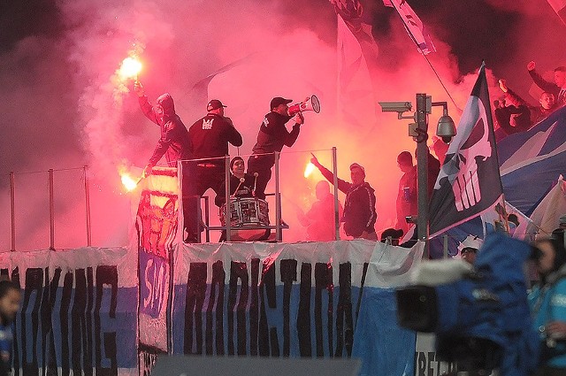 PKO Ekstraklasa. Komplet widzów obejrzał piątkowy mecz Stali Mielec z liderującym Lechem Poznań. Mimo wielu strzałów przeszło 6 tys. kibiców nie doczekało się bramek. Kolejorz mógł liczyć na wsparcie około 500 sympatyków. W trakcie drugiej połowy ultrasi Stali zaprezentowali oprawę: smoking addiction (czyt. uzależnienie od palenia - w domyśle rac). Zobaczcie zdjęcia z trybun.