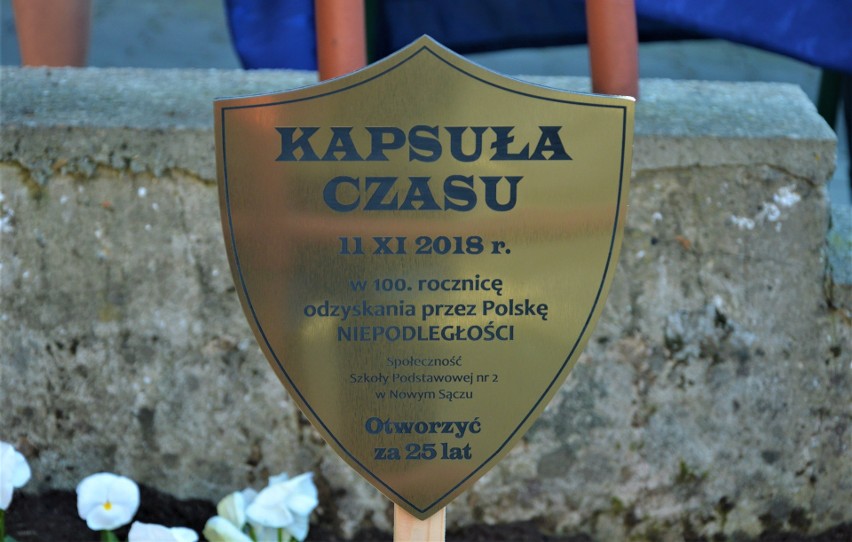 Nowy Sącz. Uczniowie Szkoły Podstawowej nr 2 śpiewali hymn i zakopali kapsułę czasu [ZDJĘCIA]