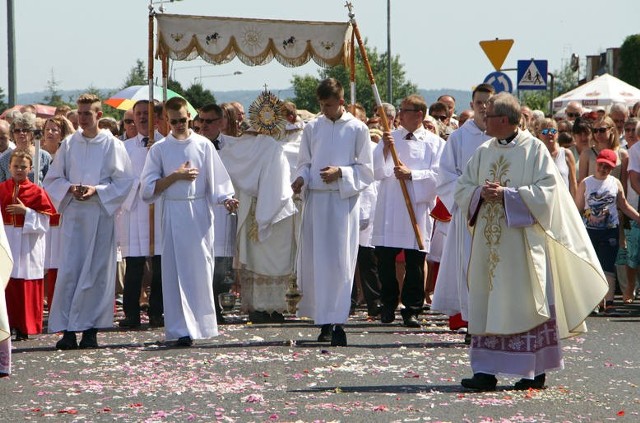 W czwartek wierni uczestniczyć będą w uroczystościach liturgicznych dla uczczenia Jezusa Chrystusa w Najświętszym Sakramencie. Sprawdzamy którędy i w jakich godzinach przejdą procesje w grudziądzkich parafiach.Flash INFO, odcinek 17 - najważniejsze informacje z Kujaw i Pomorza.