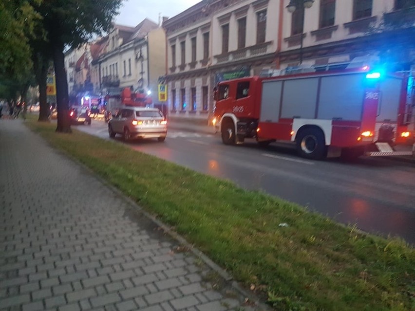 Nowy Sącz. Pożar w mieszkaniu przy ul. Jagiellońskiej.Na miejscu cztery karetki  [ZDJĘCIA]