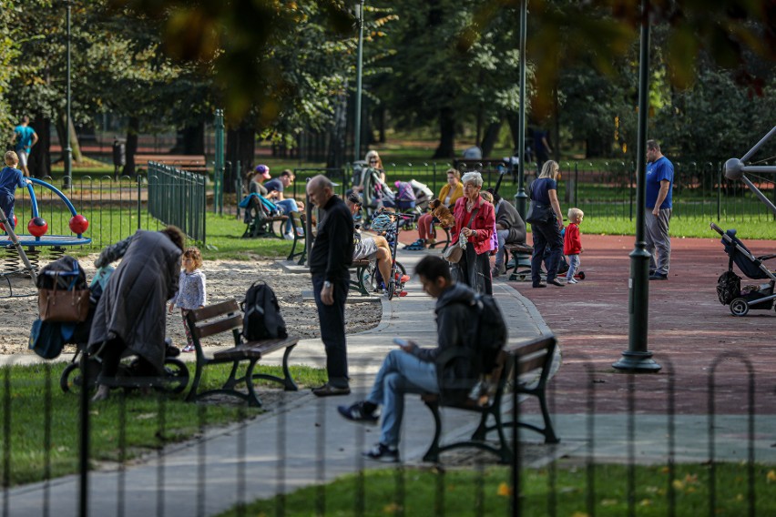 Kraków. Jesienna szaruga w odwrocie. Piękna pogoda przyciągnęła spacerowiczów na Błonia i do parku Jordana [ZDJĘCIA]