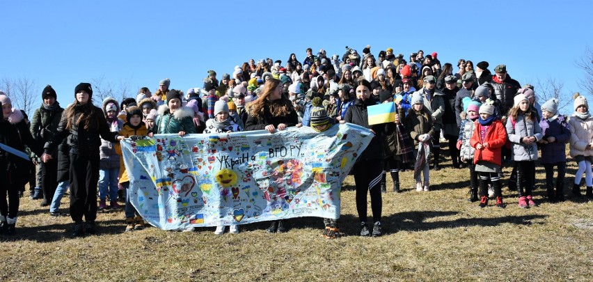 Młodzież z chełmskiego MDK protestowała przeciwko wojnie w Ukrainie. Nagrywali też teledysk do piosenki „Jesteśmy Razem". Zobacz zdjęcia