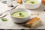 Kremowa zupa szpinakowa, która wzmocni i rozgrzeje na jesień. Wypróbuj przepis na prosty obiad z ziemniakami. Tani składnik doda smaku
