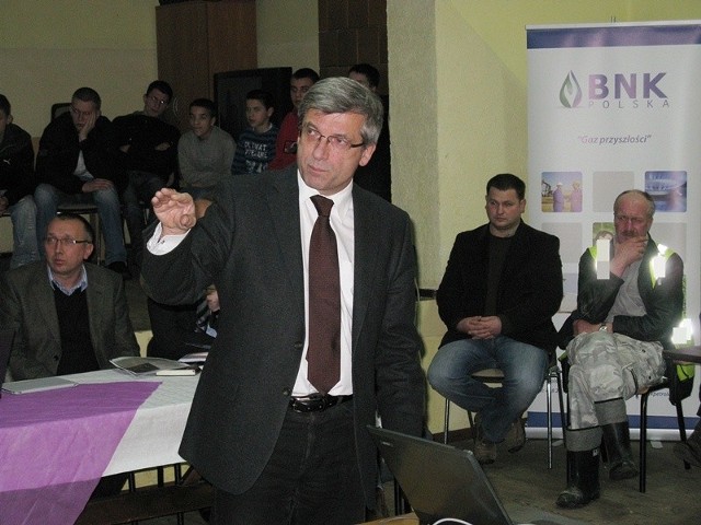 Jacek Wróblewski, dyrektor polskiego oddziału BNK Petroleum, podczas spotkania z mieszkańcami Miszewa.