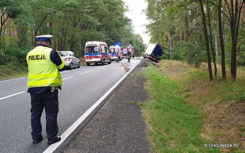 Tragiczny wypadek na DK26. Samochód osobowy zderzył się z ciężarówką. Jedna osoba nie żyje