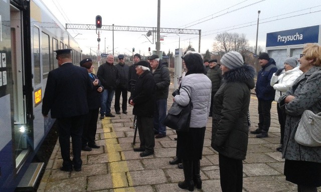 Pierwsi pasażerowie juz odjechali ze stacji w Przysusze pociągiem Intercity.