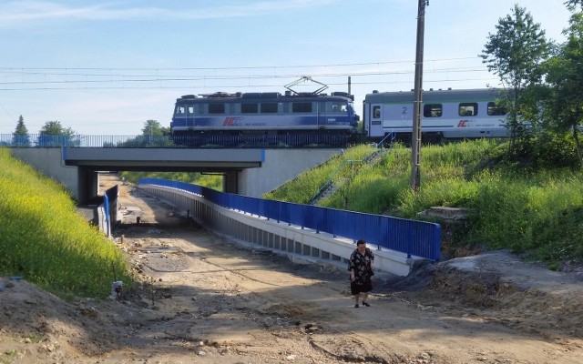 na pierwszy rzut oka wiadukt stoi na ziemi. Ale pod płytka warstwą gruntu znajduje się jama o głębokości ok 11 metrów.