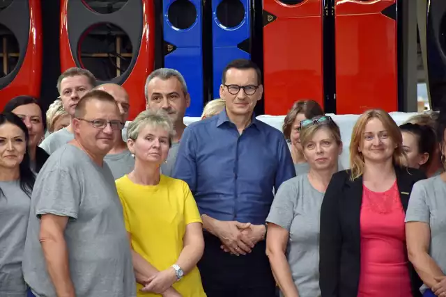 Premier Mateusz Morawiecki odwiedził świdnicką firmę Diora, w której mówił o losie polskich przedsiębiorców, zmniejszaniu różnic między regionem wałbrzyskim a wrocławskim i zwiększaniu obszarów inwestycyjnych na południu Dolnego Śląska. - Najważniejszą rzeczą jest, aby mieszkańcy mniejszych miast nie musieli wyjeżdżać stąd do Wrocławia za pracą – stwierdził szef polskiego rządu.