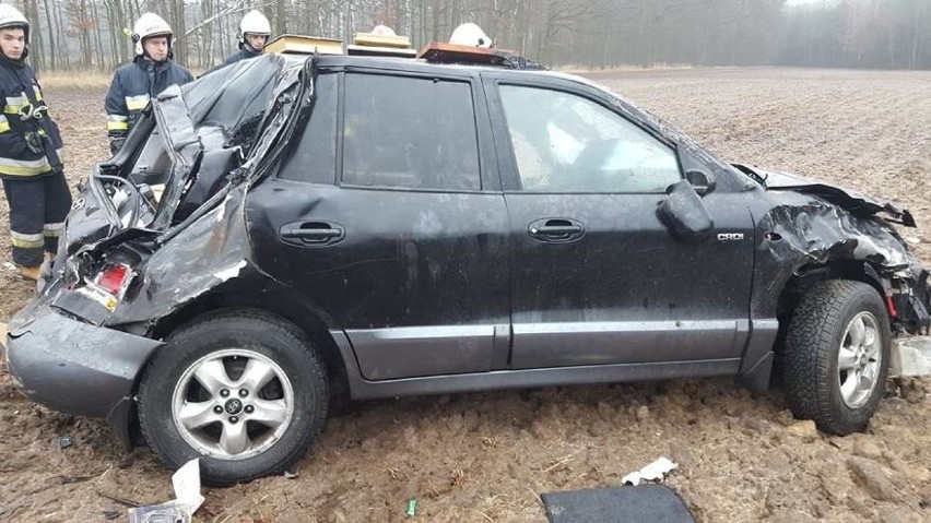 Zajączki: Samochód koziołkował w polu