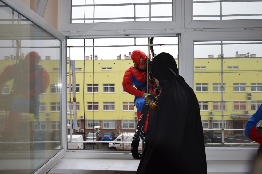 Święty Mikołaj, Batman, Superman, Spiderman i Bob Parr zjechali na linie wprost na oddział pediatryczny w USK w Opolu