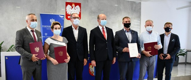 Wojewoda Konstanty Radziwiłł (w środku) przekazał promesy przedstawicielom samorządów.