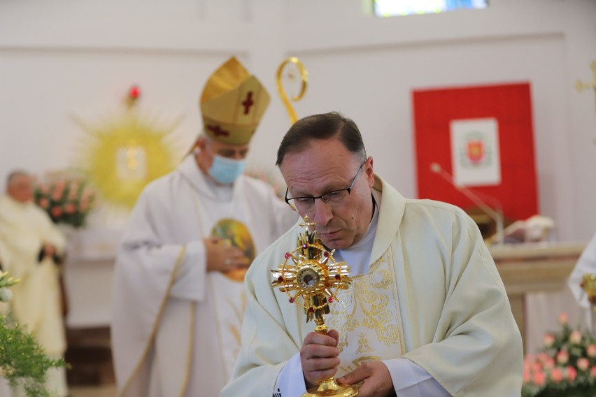 Uroczysty odpust w parafii w Domaszowicach. Biskup Jan Piotrowski poświęcił kaplicę błogosławionego Wincentego Kadłubka [ZDJĘCIA]
