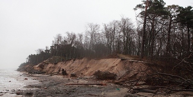 Zniszczenia na plaży w Orzechowie.
