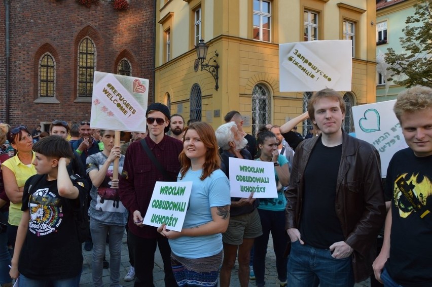 Wrocławianie wyrazili solidarność z uchodźcami. Pikieta w Rynku (ZDJĘCIA)