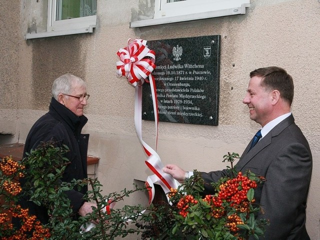 Tablicę odsłonili (z lewej) Aleksander Wittchen &#8211; syn Ludwika Wittchena &#8211; oraz wiceprzewodniczący rady powiatu Jarosław Szałata.