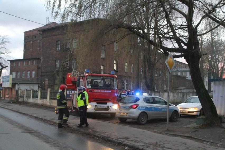 Drzewo runęło na dwa samochody i budynek przy ul....