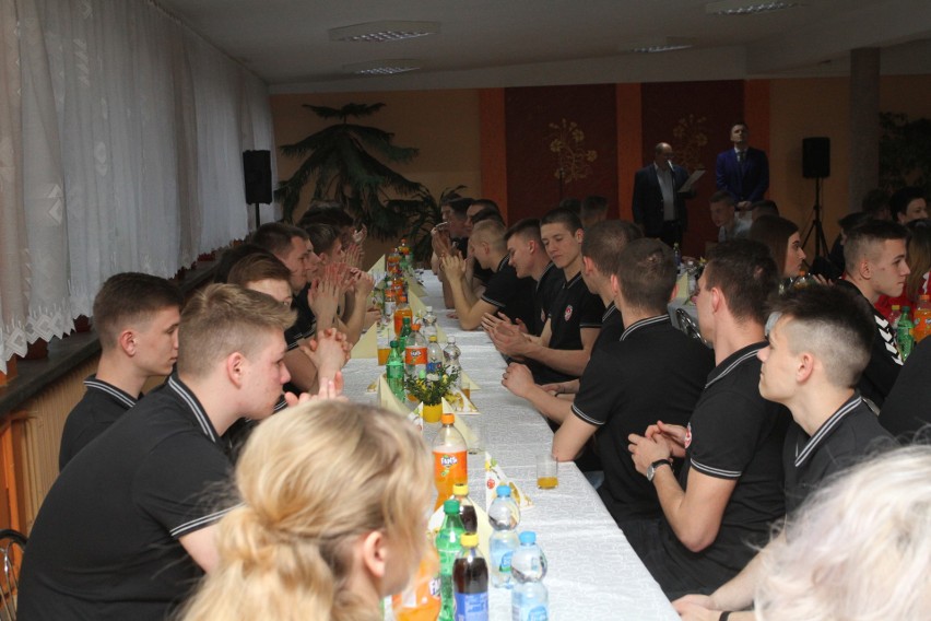 Wielkanocne spotkanie młodych sportowców w Kielcach z biskupem Marianem Florczykiem [ZDJĘCIA]  