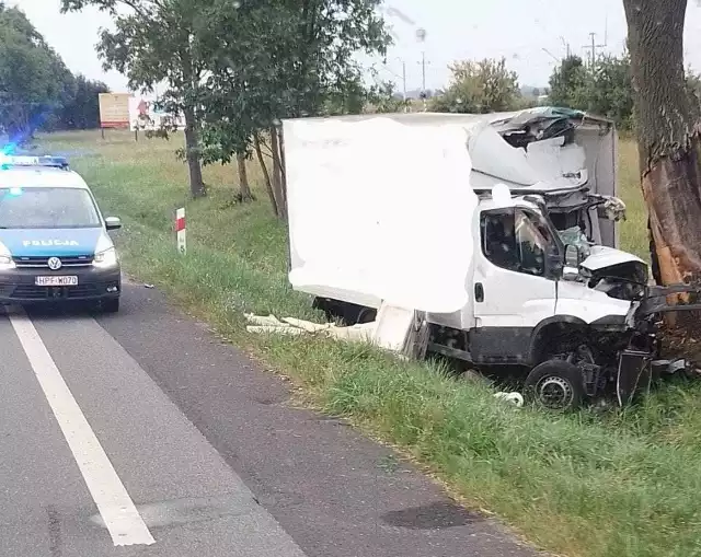 Na drodzer krajowej nr 91 samochó dostawczy uderzył w drzewo. Kierowca nie przeżył...